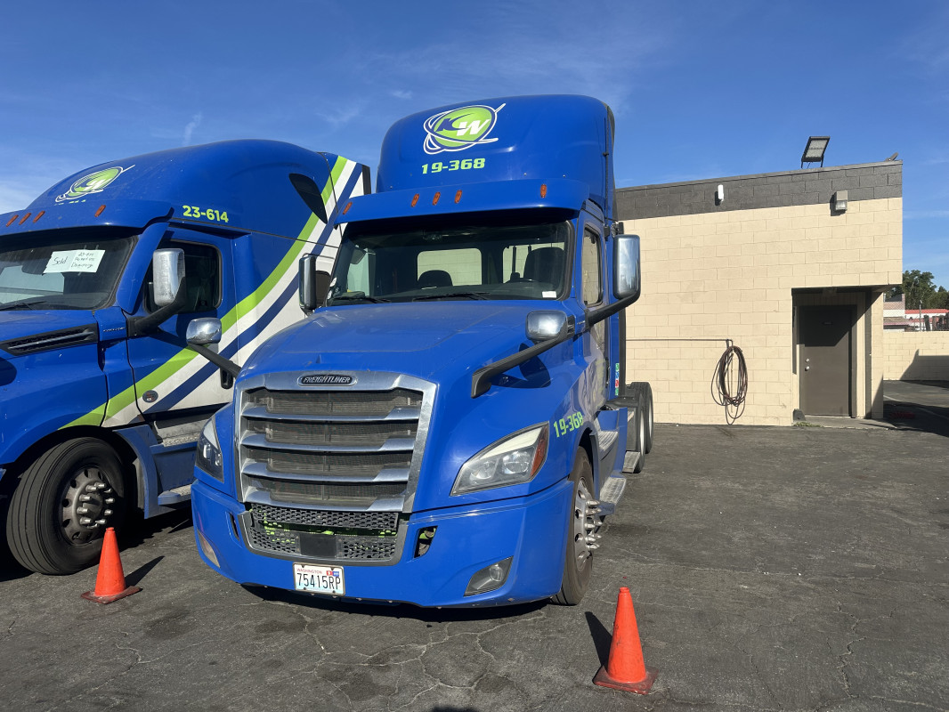 2019 Cascadia day Cab front